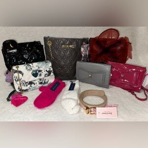 ❤️A LOT OF 5 BAGS, 2 PAIR OF GLOVES 1 BELT.